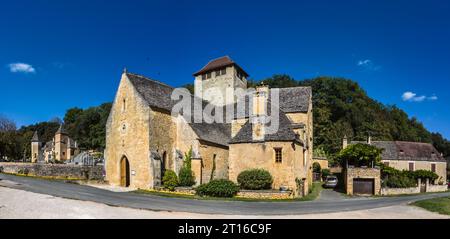 Saint Crépin et Carlucet (Dordogna, Francia) - Vue panoramique du vieux bourg avec le château de Lacypierre et l'église Sainte-Marie et Sainte-Anne Foto Stock