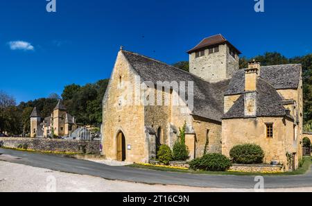 Saint Crépin et Carlucet (Dordogna, Francia) - Vue panoramique du vieux bourg avec le château de Lacypierre et l'église Sainte-Marie et Sainte-Anne Foto Stock