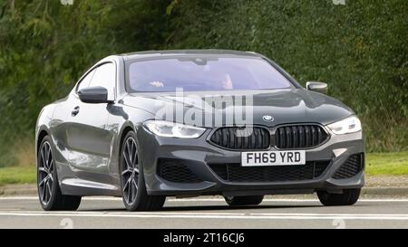 Bicester, Oxon., UK - 8 ottobre 2023: 2020 BMW 840i auto d'epoca che guida su una strada di campagna inglese. Foto Stock