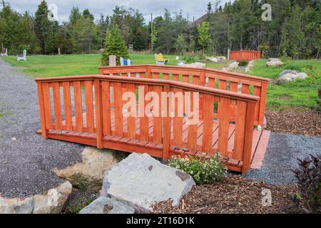 Ponti di legno rosso al Cranford Family Community Park a New Harbour, Newfoundland & Labrador, Canada Foto Stock