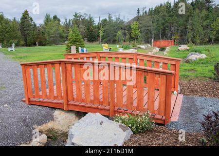 Ponti di legno rosso al Cranford Family Community Park a New Harbour, Newfoundland & Labrador, Canada Foto Stock