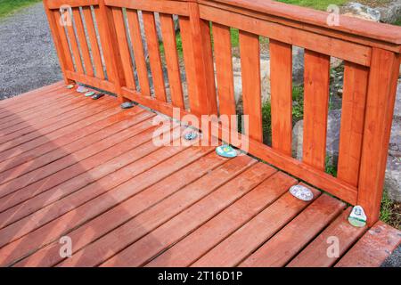 Ponti di legno rosso al Cranford Family Community Park a New Harbour, Newfoundland & Labrador, Canada Foto Stock