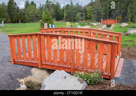 Ponti di legno rosso al Cranford Family Community Park a New Harbour, Newfoundland & Labrador, Canada Foto Stock