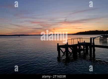 Fotografia di un tramonto sul porto di Poole nell'Inghilterra meridionale Foto Stock