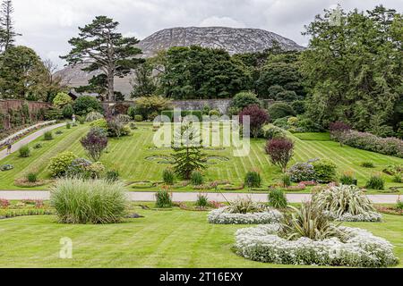 Abbaye de Kylemore dans le Connemara, figlio jardin victorien. Abbazia di Kylemore a Connemara, giardino murato vittoriano. Foto Stock