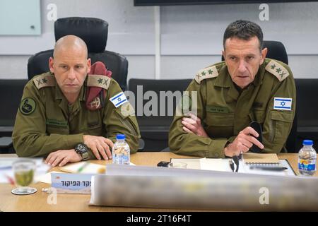 Sud di Israele, Israele. 11 ottobre 2023. Il Capo di Stato maggiore israeliano Herzi Halevi (R), arrivò al comando meridionale e incontrò i comandanti del comando e i riservisti per approvare i piani per la continuazione dei combattimenti contro Hamas nella Striscia di Gaza, mercoledì 11 ottobre 2023. Foto di IDF/UPI credito: UPI/Alamy Live News Foto Stock