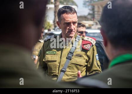 Sud di Israele, Israele. 11 ottobre 2023. Il Capo di Stato maggiore israeliano Herzi Halevi (C), arrivò al comando meridionale e incontrò i comandanti del comando e i riservisti per approvare i piani per la continuazione dei combattimenti contro Hamas nella Striscia di Gaza, mercoledì 11 ottobre 2023. Foto di IDF/UPI credito: UPI/Alamy Live News Foto Stock