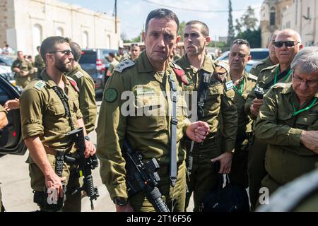 Sud di Israele, Israele. 11 ottobre 2023. Il Capo di Stato maggiore israeliano Herzi Halevi (C), arrivò al comando meridionale e incontrò i comandanti del comando e i riservisti per approvare i piani per la continuazione dei combattimenti contro Hamas nella Striscia di Gaza, mercoledì 11 ottobre 2023. Foto di IDF/UPI credito: UPI/Alamy Live News Foto Stock