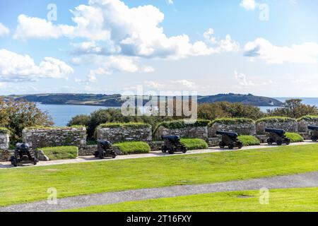 Castello e forte di Pendennis, cannoni su carrozze in legno allineano le mura difensive perimetrali, Falmouth, Cornovaglia, Inghilterra, settembre 2023 Foto Stock