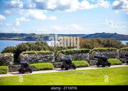 Castello e forte di Pendennis, cannoni su carrozze in legno allineano le mura difensive perimetrali, Falmouth, Cornovaglia, Inghilterra, settembre 2023 Foto Stock