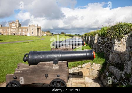 Castello e forte di Pendennis, cannoni su carrozze in legno allineano le mura difensive perimetrali, Falmouth, Cornovaglia, Inghilterra, settembre 2023 Foto Stock