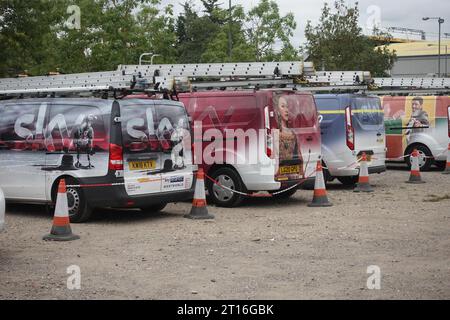 SKY TV furgoni decorati con immagini promozionali per alcuni dei programmi che vengono trasmessi sul canale nel 2023. Foto Stock