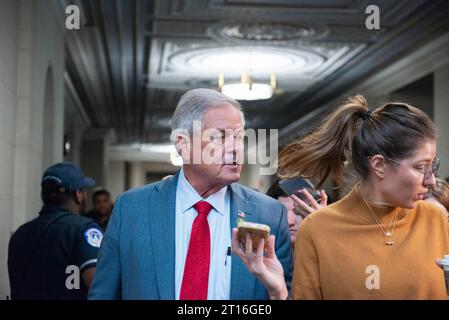 Il Rappresentante degli Stati Uniti Ralph Norman Repubblicano della Carolina del Sud parla per la stampa nel Longworth House Office Building prima di una conferenza per ascoltare i membri che si candidano per Speaker of the House mercoledì 11 ottobre 2023. I repubblicani della camera stanno lavorando per eleggere una candidatura per il Presidente dopo che il Presidente della camera dei rappresentanti Kevin McCarthy Repubblicano della California è stato spodestato. Copyright: XAnnabellexGordonx/xCNPx/MediaPunchx credito: Imago/Alamy Live News Foto Stock