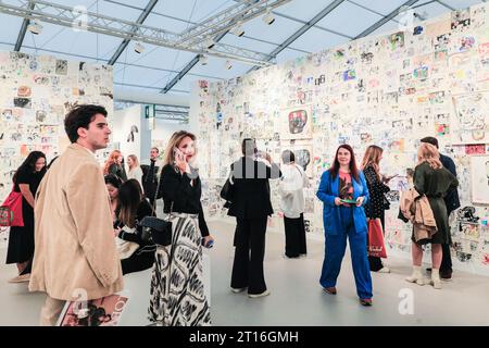 Londra, Regno Unito. 11 ottobre 2023. La sala Eddie Martinez "Studio Wall Redux" presso lo stand della Timothy Taylor Gallery. Frieze London, una delle fiere d'arte contemporanea più influenti, apre le sue porte per la prima giornata di anteprima di oggi. L'edizione 2023 segna il 20° anniversario di Frieze London. Si svolge il 11-15 ottobre nel Regent's Park. Crediti: Imageplotter/Alamy Live News Foto Stock