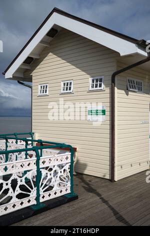 Cabina con servizi igienici pubblici sul molo di Penarth, Galles del Sud, Regno Unito Foto Stock