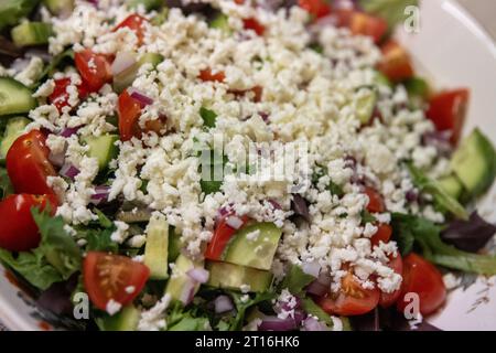 Insalata greca croccante con formaggio feta Foto Stock