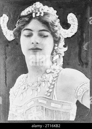 Mata Hari (Lady Macleod) - la fotografia mostra Margaretha Geertruida "Margreet" MacLeod (1876-1917), conosciuta con il nome d'arte Mata Hari, ballerina esotica e cortigiana che fu condannata per essere una spia durante la prima guerra mondiale Foto Stock