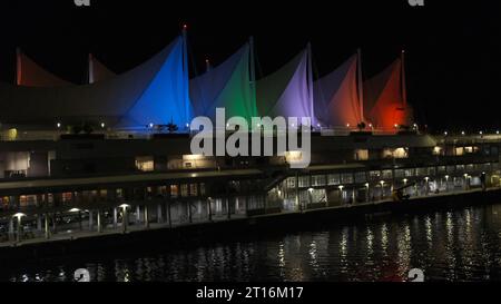 Vancouver, British Columbia, Canada - 29 agosto 2023 - Canada Place nel centro di Vancouver di notte. Vele colorate e illuminate. Foto Stock