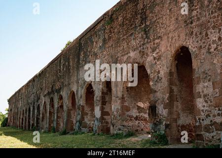 Parco degli Acquedotti, parco pubblico di Roma, parte della via Appia. Rovine di acquedotti romani. Foto Stock