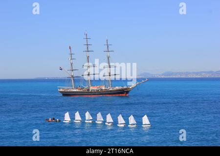 Barche francesi sulla costa di Nizza Foto Stock