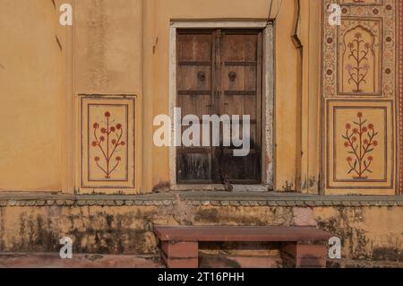 Vecchia porta in legno in angoscia e logora in una fortezza indiana Foto Stock