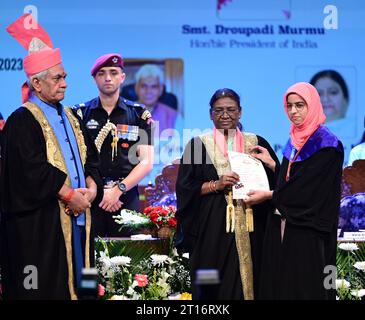 Srinagar, India. 11 ottobre 2023. SRINAGAR, INDIA - 11 OTTOBRE: Il presidente Droupadi Murmu presenta certificati di laurea a uno studente mentre Jammu e il vice governatore del Kashmir Manoj Sinha guardano alla 20a convocazione dell'università del Kashmir l'11 ottobre 2023 a Srinagar, India. (Foto di Waseem Andrabi/Hindustan Times/Sipa USA) credito: SIPA USA/Alamy Live News Foto Stock