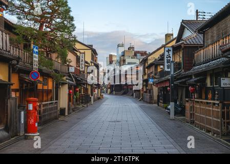 19 novembre 2018: Hanamikoji dori Street, una strada principale che si estende per circa 1 km attraversando Gion da nord a sud a Kyoto, in Giappone. La parte meridionale Foto Stock