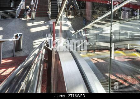 Accesso alle stazioni della metropolitana e dei treni dalle scale mobili Foto Stock
