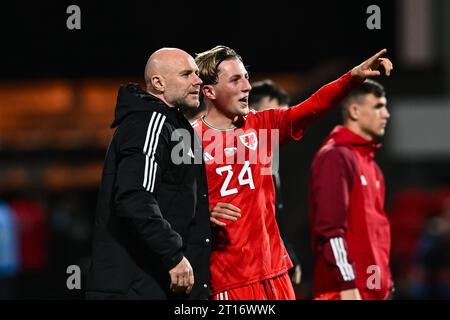 Charlie Savage del Galles indica qualcuno tra la folla a Rob Page Manager del Galles dopo l'International Friendly Match Wales vs Gibilterra a Stok CAE Ras, Wrexham, Regno Unito, 11 ottobre 2023 (foto di Craig Thomas/News Images) Foto Stock