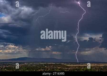 Tempesta fulminea sopra Chino Valley Arizona durante la stagione di Monsoon 2023. Sullo sfondo c'è il monte Mingus. Questo fulmine è stato catturato con arguzia Foto Stock