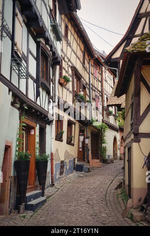 Foto della città vecchia di Eguisheim. Foto scattata il 5 maggio 2023. Foto Stock