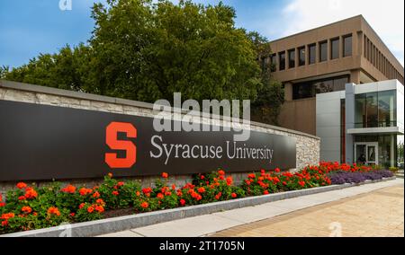 Syracuse, New York - 29 settembre 2023: Segnale per la Syracuse University nel campus Foto Stock