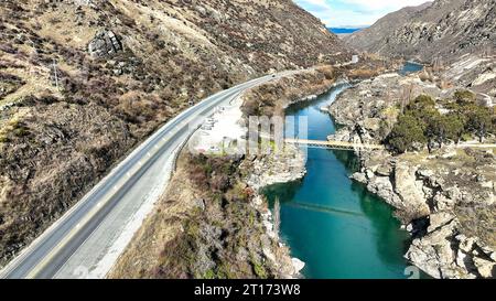 Fotografia aerea del fiume Kawarau che scorre fortemente attraverso la Gola di Kawarau vicino a Queenstown Foto Stock