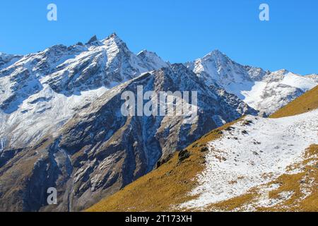 Un bellissimo paesaggio panoramico - le pendici delle montagne con i ghiacciai contro un cielo blu nella regione di Elbrus nel Caucaso settentrionale a Kabardino - Foto Stock