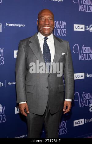 Beverly Hills, USA. 11 ottobre 2023. Byron Allen assiste agli arrivi del 'Visionary Ball' del Dipartimento di Neurochirurgia dell'UCLA al Beverly Hilton di Beverly Hills, CA, l'11 ottobre 2023. (Foto di Corine Solberg/SipaUSA) credito: SIPA USA/Alamy Live News Foto Stock