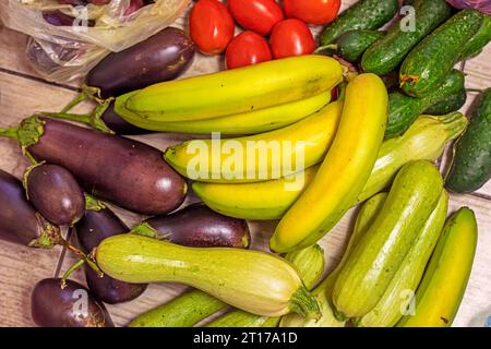 le banane reen si trovano accanto a cetrioli, pomodori e altre verdure. flatlay Foto Stock