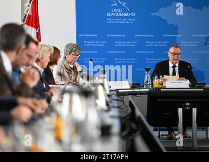 Potsdam, Germania. 11 ottobre 2023. Michael Stübgen (r, CDU), ministro dell'interno e degli affari comunali del Brandeburgo, apre la conferenza dei consigli distrettuali e dei sindaci nell'auditorium del Ministero dell'interno. Credito: Soeren Stache/dpa/Alamy Live News Foto Stock