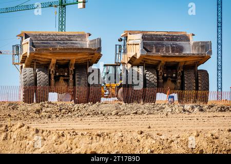 Grandi camion di movimento terra nelle nuove aree residenziali di Madrid, Spagna. Foto Stock