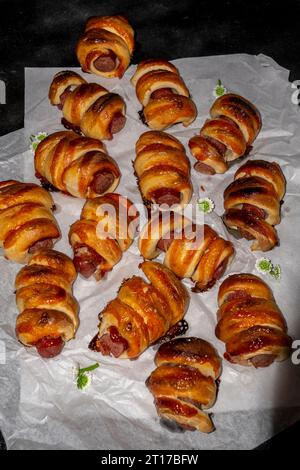 Involtini di salsiccia appena sfornati. Servizio fotografico con menu gastronomico. Scatto selettivo della messa a fuoco. Foto Stock