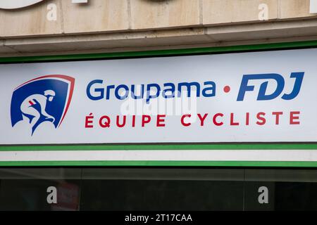 parigi , Francia - 10 06 2023 : Groupama FDJ Team equipe cycliste logo marchio e testo del cartello squadra ciclistica professionista a le Tour de France Foto Stock