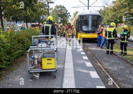 Auf der Osloer Straße a Berlino Wedding wurde eine person von einer Straßenbahn erfasst und unter der tram eingeklemmt. Zum Anheben der Straßenbahn setzte die Berliner Feuerwehr erstmals einen neuen idraulischen Hebesatz ein. Die neue Technik wurde angeschafft, nachdem 2018 bei einem Hebenversuch mit Hebekissen eine Straßenbahn absackte und die verunfallte person tötete./on Osloer Straße in Berlin Wedding, una persona è stata colpita da un tram e intrappolata sotto il tram. Per sollevare il tram, i Vigili del fuoco di Berlino hanno utilizzato per la prima volta un nuovo kit di sollevamento idraulico. La nuova tecnologia Foto Stock