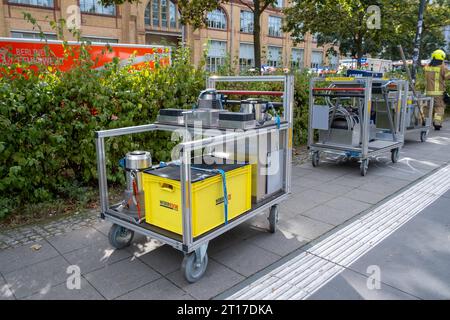 Auf der Osloer Straße a Berlino Wedding wurde eine person von einer Straßenbahn erfasst und unter der tram eingeklemmt. Zum Anheben der Straßenbahn setzte die Berliner Feuerwehr erstmals einen neuen idraulischen Hebesatz ein. Die neue Technik wurde angeschafft, nachdem 2018 bei einem Hebenversuch mit Hebekissen eine Straßenbahn absackte und die verunfallte person tötete./on Osloer Straße in Berlin Wedding, una persona è stata colpita da un tram e intrappolata sotto il tram. Per sollevare il tram, i Vigili del fuoco di Berlino hanno utilizzato per la prima volta un nuovo kit di sollevamento idraulico. La nuova tecnologia Foto Stock