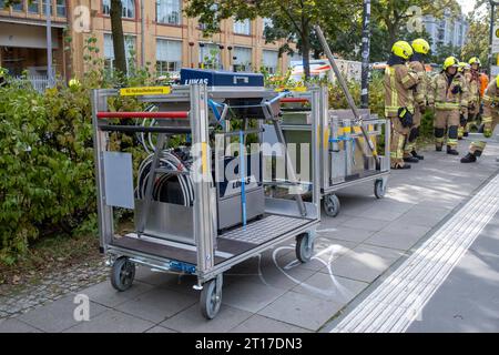 Auf der Osloer Straße a Berlino Wedding wurde eine person von einer Straßenbahn erfasst und unter der tram eingeklemmt. Zum Anheben der Straßenbahn setzte die Berliner Feuerwehr erstmals einen neuen idraulischen Hebesatz ein. Die neue Technik wurde angeschafft, nachdem 2018 bei einem Hebenversuch mit Hebekissen eine Straßenbahn absackte und die verunfallte person tötete./on Osloer Straße in Berlin Wedding, una persona è stata colpita da un tram e intrappolata sotto il tram. Per sollevare il tram, i Vigili del fuoco di Berlino hanno utilizzato per la prima volta un nuovo kit di sollevamento idraulico. La nuova tecnologia Foto Stock