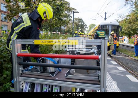 Auf der Osloer Straße a Berlino Wedding wurde eine person von einer Straßenbahn erfasst und unter der tram eingeklemmt. Zum Anheben der Straßenbahn setzte die Berliner Feuerwehr erstmals einen neuen idraulischen Hebesatz ein. Die neue Technik wurde angeschafft, nachdem 2018 bei einem Hebenversuch mit Hebekissen eine Straßenbahn absackte und die verunfallte person tötete./on Osloer Straße in Berlin Wedding, una persona è stata colpita da un tram e intrappolata sotto il tram. Per sollevare il tram, i Vigili del fuoco di Berlino hanno utilizzato per la prima volta un nuovo kit di sollevamento idraulico. La nuova tecnologia Foto Stock