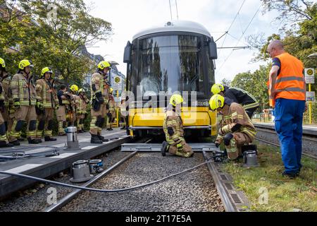 Auf der Osloer Straße a Berlino Wedding wurde eine person von einer Straßenbahn erfasst und unter der tram eingeklemmt. Zum Anheben der Straßenbahn setzte die Berliner Feuerwehr erstmals einen neuen idraulischen Hebesatz ein. Die neue Technik wurde angeschafft, nachdem 2018 bei einem Hebenversuch mit Hebekissen eine Straßenbahn absackte und die verunfallte person tötete./on Osloer Straße in Berlin Wedding, una persona è stata colpita da un tram e intrappolata sotto il tram. Per sollevare il tram, i Vigili del fuoco di Berlino hanno utilizzato per la prima volta un nuovo kit di sollevamento idraulico. La nuova tecnologia Foto Stock