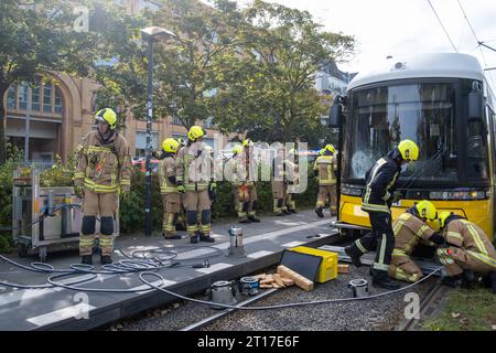 Auf der Osloer Straße a Berlino Wedding wurde eine person von einer Straßenbahn erfasst und unter der tram eingeklemmt. Zum Anheben der Straßenbahn setzte die Berliner Feuerwehr erstmals einen neuen idraulischen Hebesatz ein. Die neue Technik wurde angeschafft, nachdem 2018 bei einem Hebenversuch mit Hebekissen eine Straßenbahn absackte und die verunfallte person tötete./on Osloer Straße in Berlin Wedding, una persona è stata colpita da un tram e intrappolata sotto il tram. Per sollevare il tram, i Vigili del fuoco di Berlino hanno utilizzato per la prima volta un nuovo kit di sollevamento idraulico. La nuova tecnologia Foto Stock