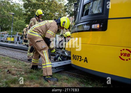 Auf der Osloer Straße a Berlino Wedding wurde eine person von einer Straßenbahn erfasst und unter der tram eingeklemmt. Zum Anheben der Straßenbahn setzte die Berliner Feuerwehr erstmals einen neuen idraulischen Hebesatz ein. Die neue Technik wurde angeschafft, nachdem 2018 bei einem Hebenversuch mit Hebekissen eine Straßenbahn absackte und die verunfallte person tötete./on Osloer Straße in Berlin Wedding, una persona è stata colpita da un tram e intrappolata sotto il tram. Per sollevare il tram, i Vigili del fuoco di Berlino hanno utilizzato per la prima volta un nuovo kit di sollevamento idraulico. La nuova tecnologia Foto Stock