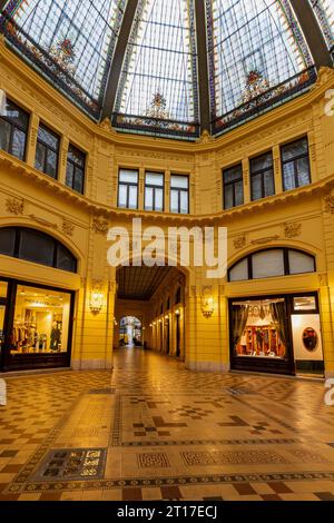 Oktogon è un passaggio urbano nel centro di Zagabria, che collega Piazza Petar Preradović con via Ilica attraverso l'edificio dell'ex primo Croati Foto Stock