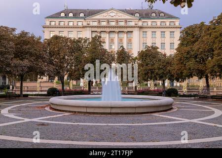 La città di Zagabria, Croazia con il teatro, i parchi pubblici, l'hotel Esplanade, la porta della città vecchia Foto Stock