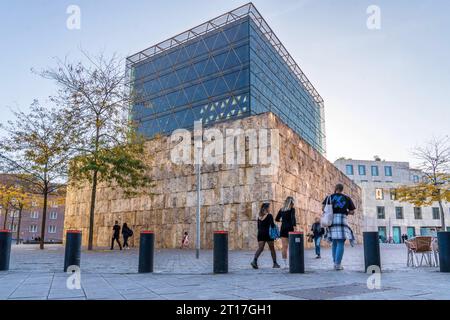 Jüdische Synagoge am Jakobsplatz, München, Oktober 2023 Deutschland, München, Oktober 2023, Jüdische Synagoge am St.-Jakobs-Platz, Die Ohel-Jakob-Synagoge wurde 2006 eingeweiht, Jüdisches Zentrum, Gemeindezentrum der Israelitischen Kultusgemeinde München und Oberbayern, Poller dienen der Sicherheit, Altstadt, Bayern *** Sinagoga ebraica in piazza St Jakobs, Monaco, ottobre 2023 Germania, ottobre 2023, Monaco, Monaco di Monaco di Monaco di Baviera, ottobre sinagoga ebraica in Piazza San Giacobbe, la sinagoga Ohel Jakob è stata inaugurata nel 2006, il Centro Ebraico, il Centro comunitario della Comunità ebraica di Monaco e dell'alta Baviera, i dissuasori sono noi Foto Stock